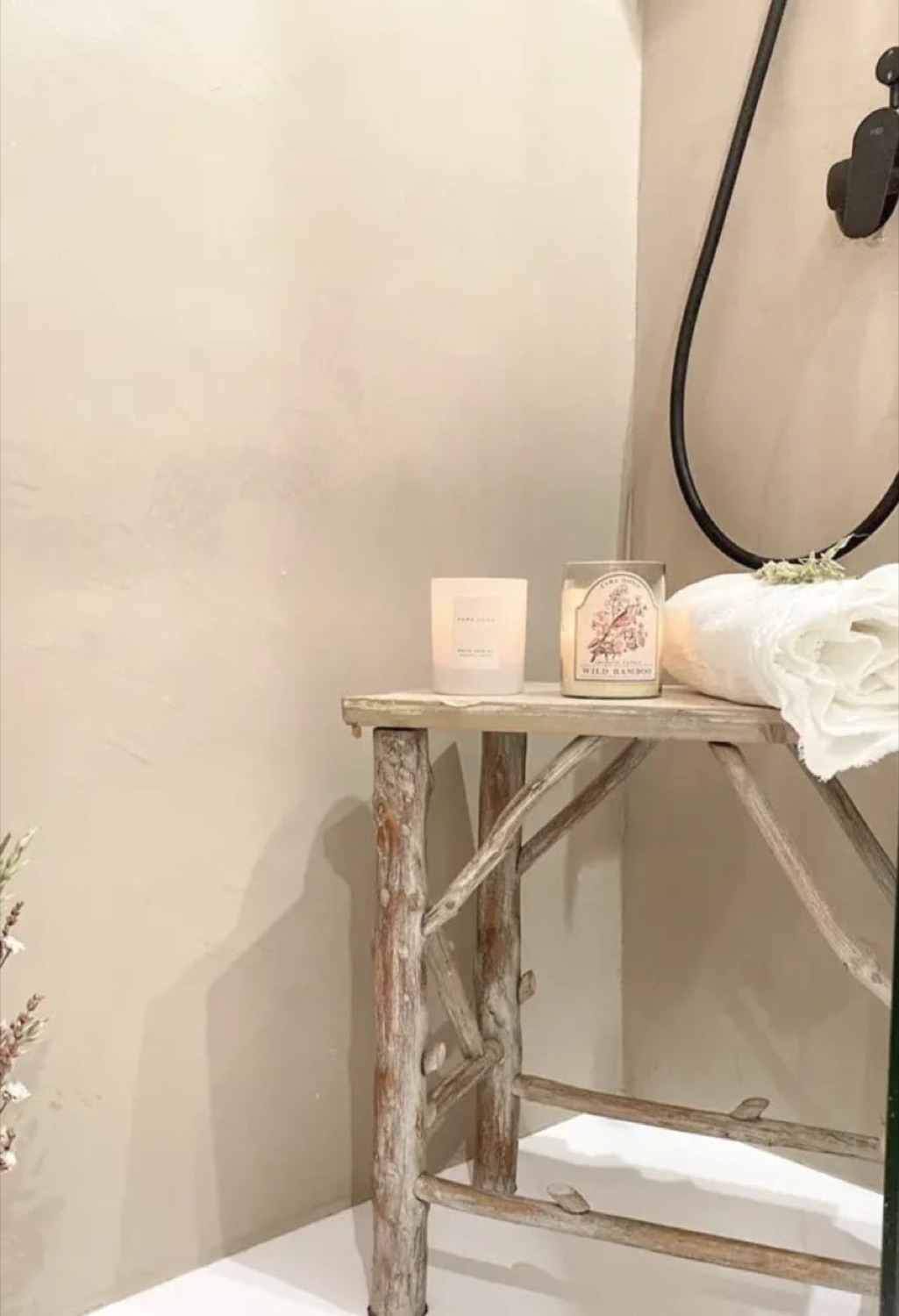 Rincón de baño en microcemento beige