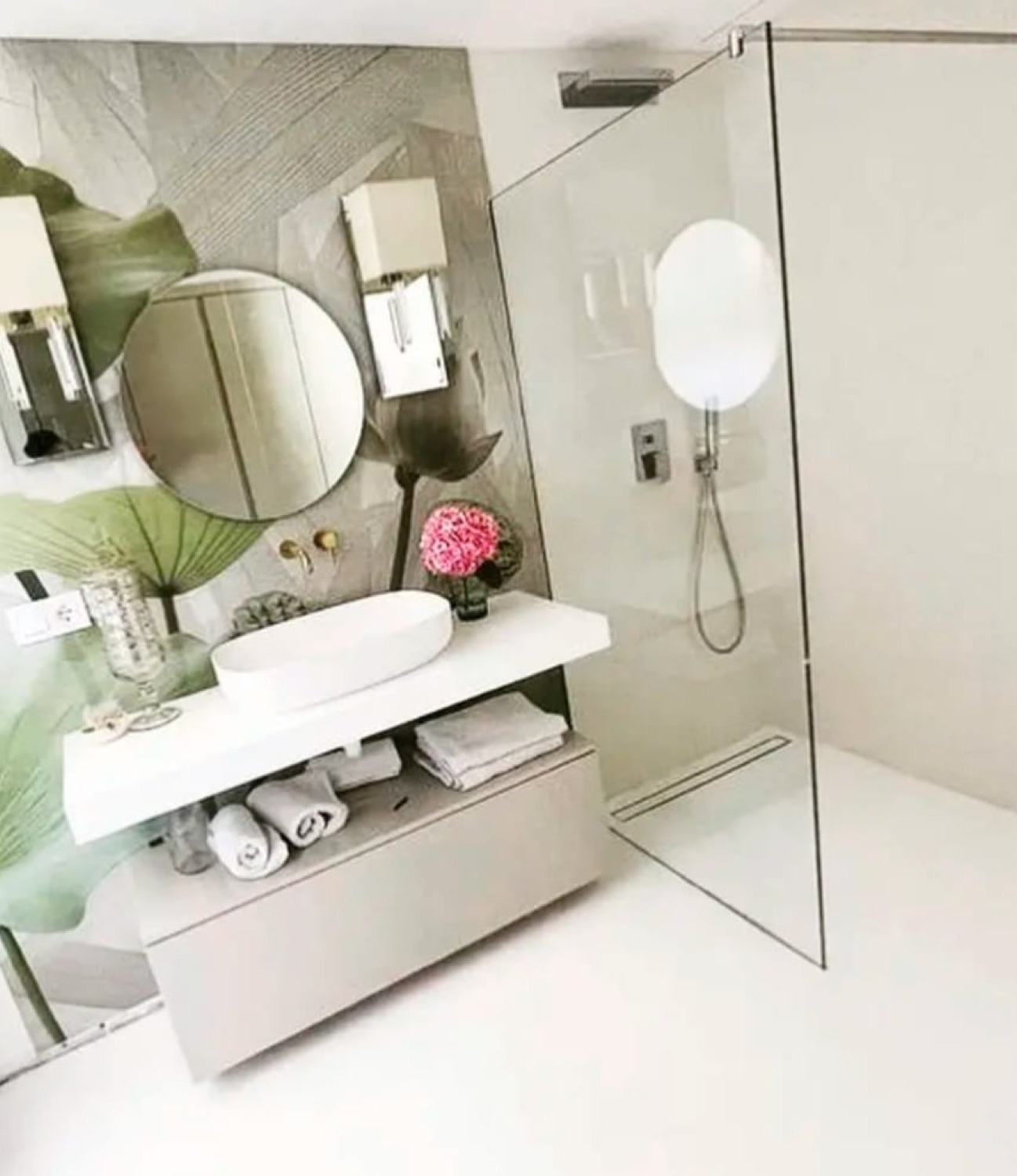 Baño en microcemento con pared decorativa verde
