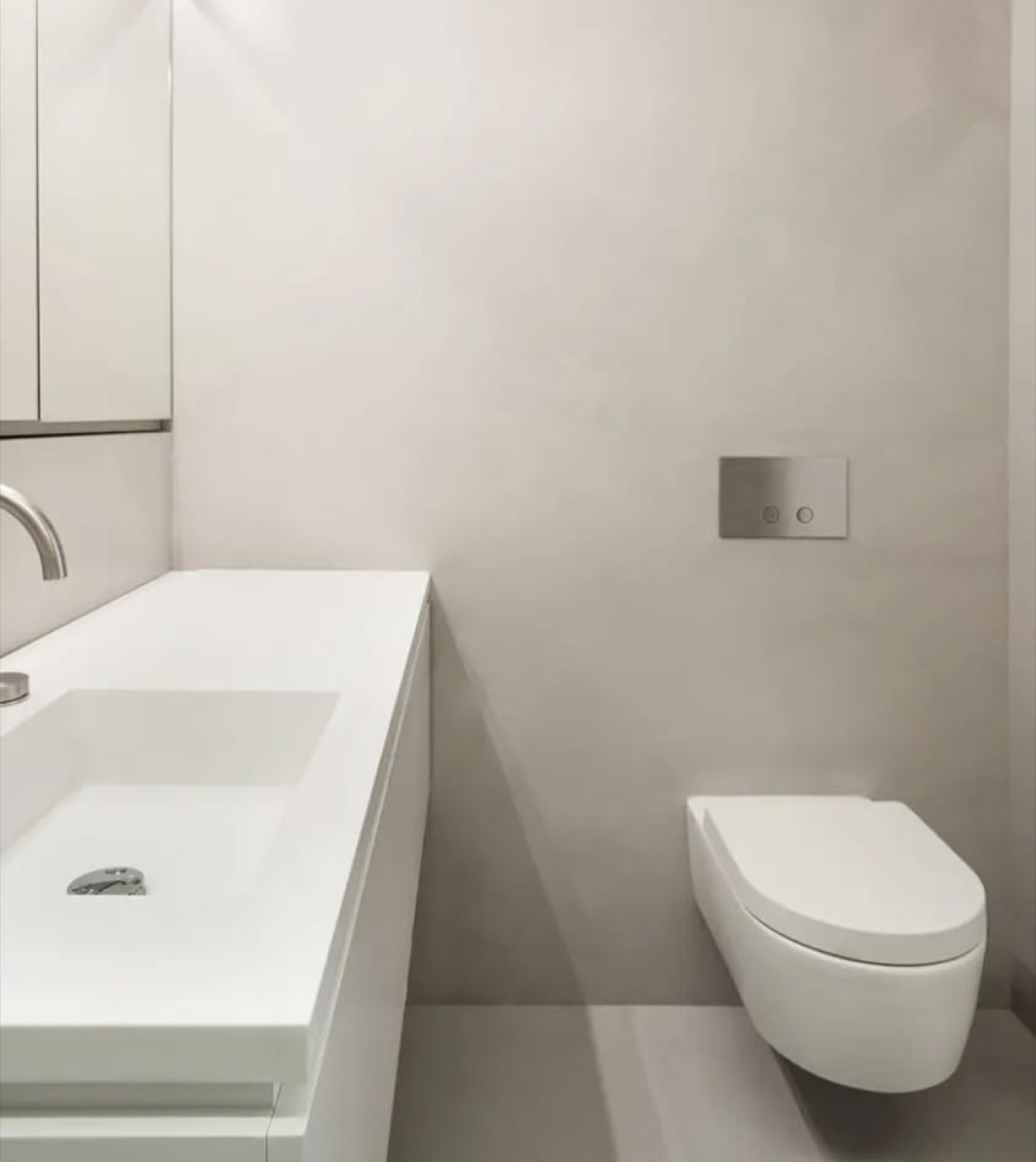 Aseo con paredes de microcemento blanco