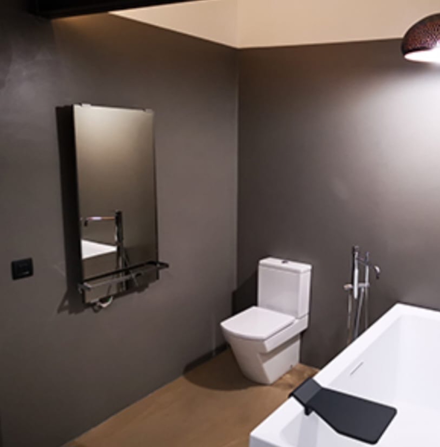 Baño en microcemento gris oscuro con bañera