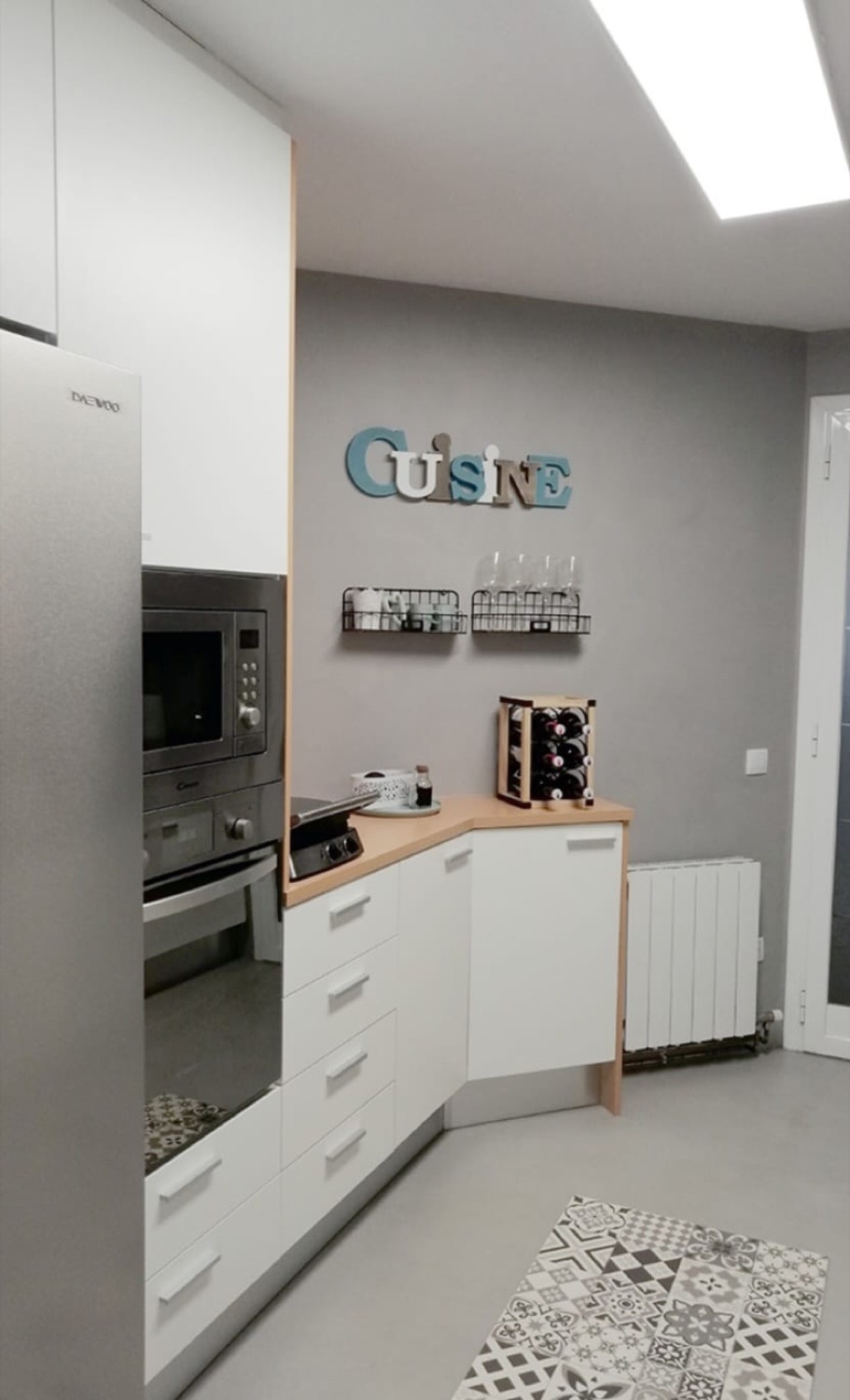 Cocina en microcemento gris con rótulo Cuisine