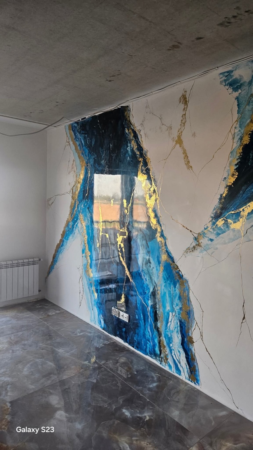 Mural de estuco veneciano en azul y oro sobre pared
