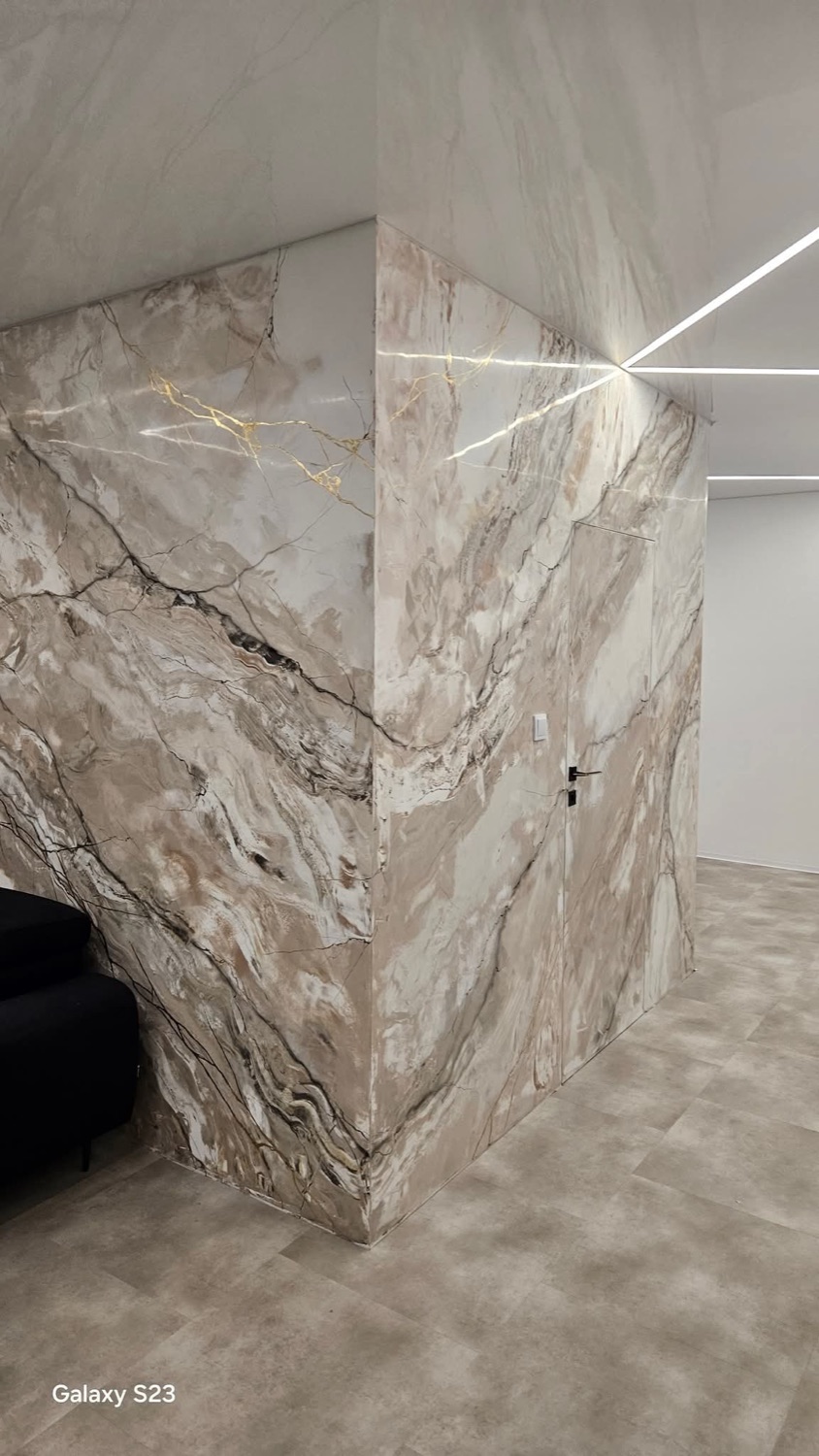Esquina revestida en estuco veneciano efecto mármol con puerta oculta