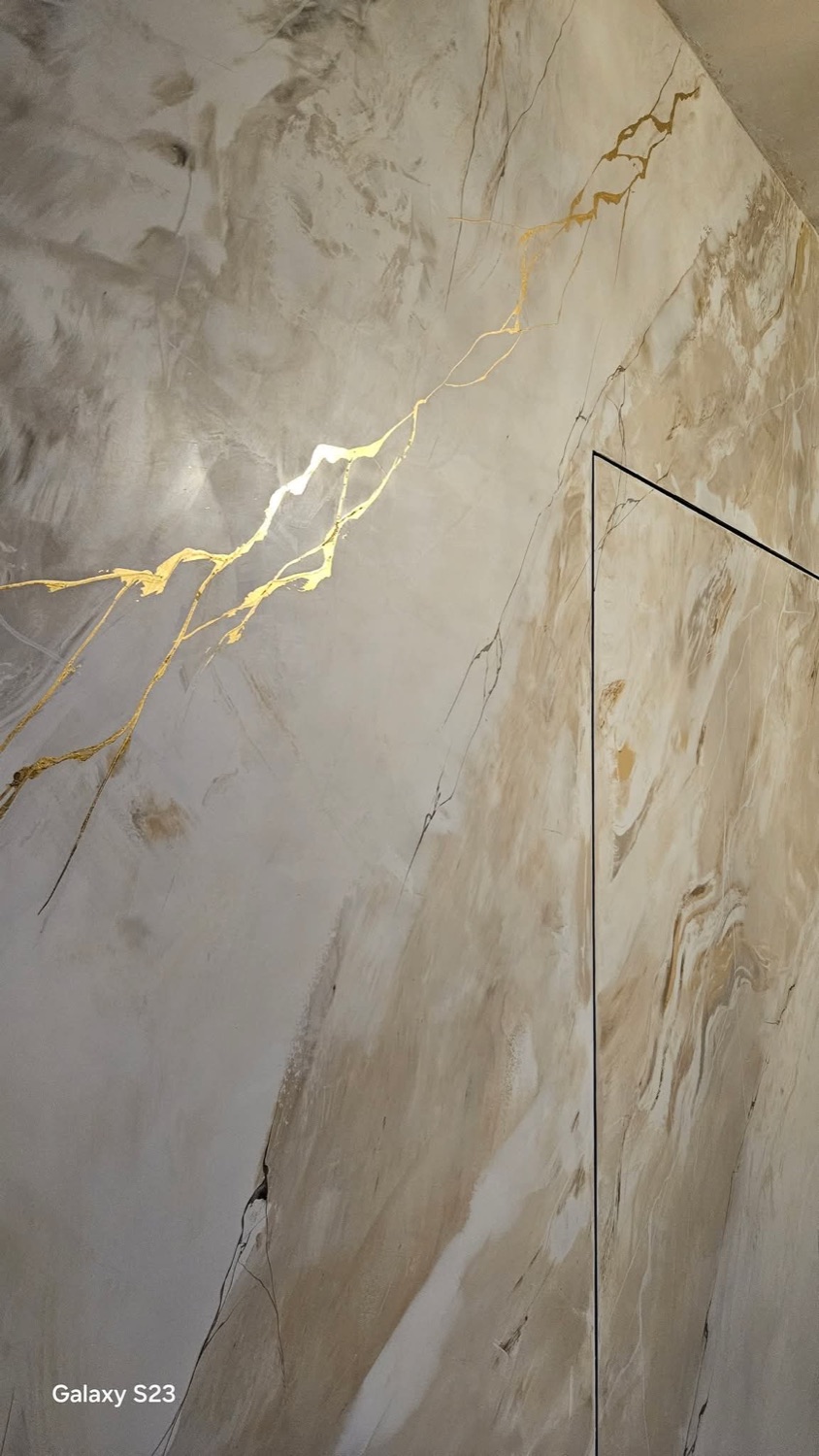 Pared de estuco veneciano con vetas doradas de alto brillo