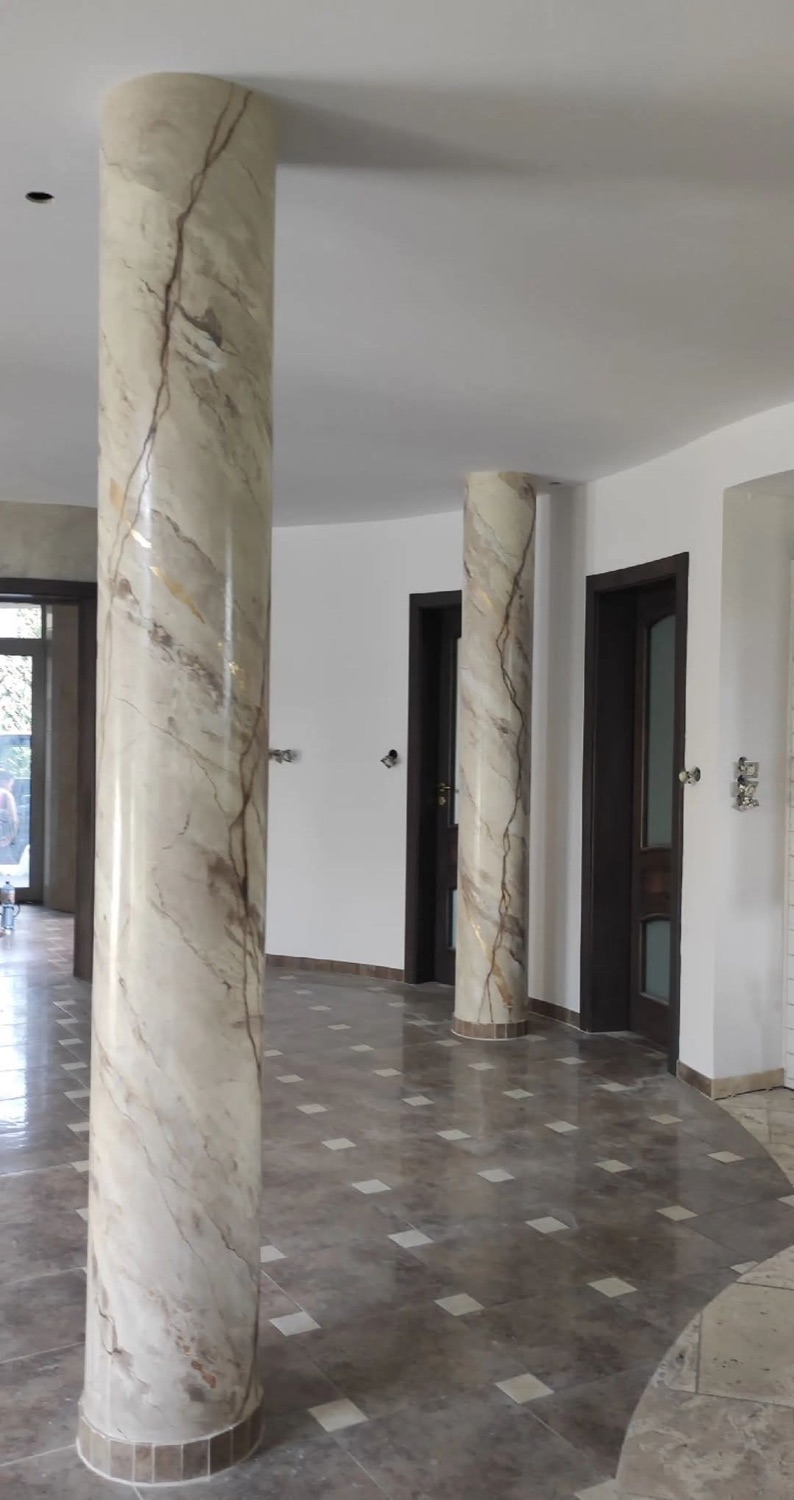 Columnas revestidas en estuco veneciano efecto mármol