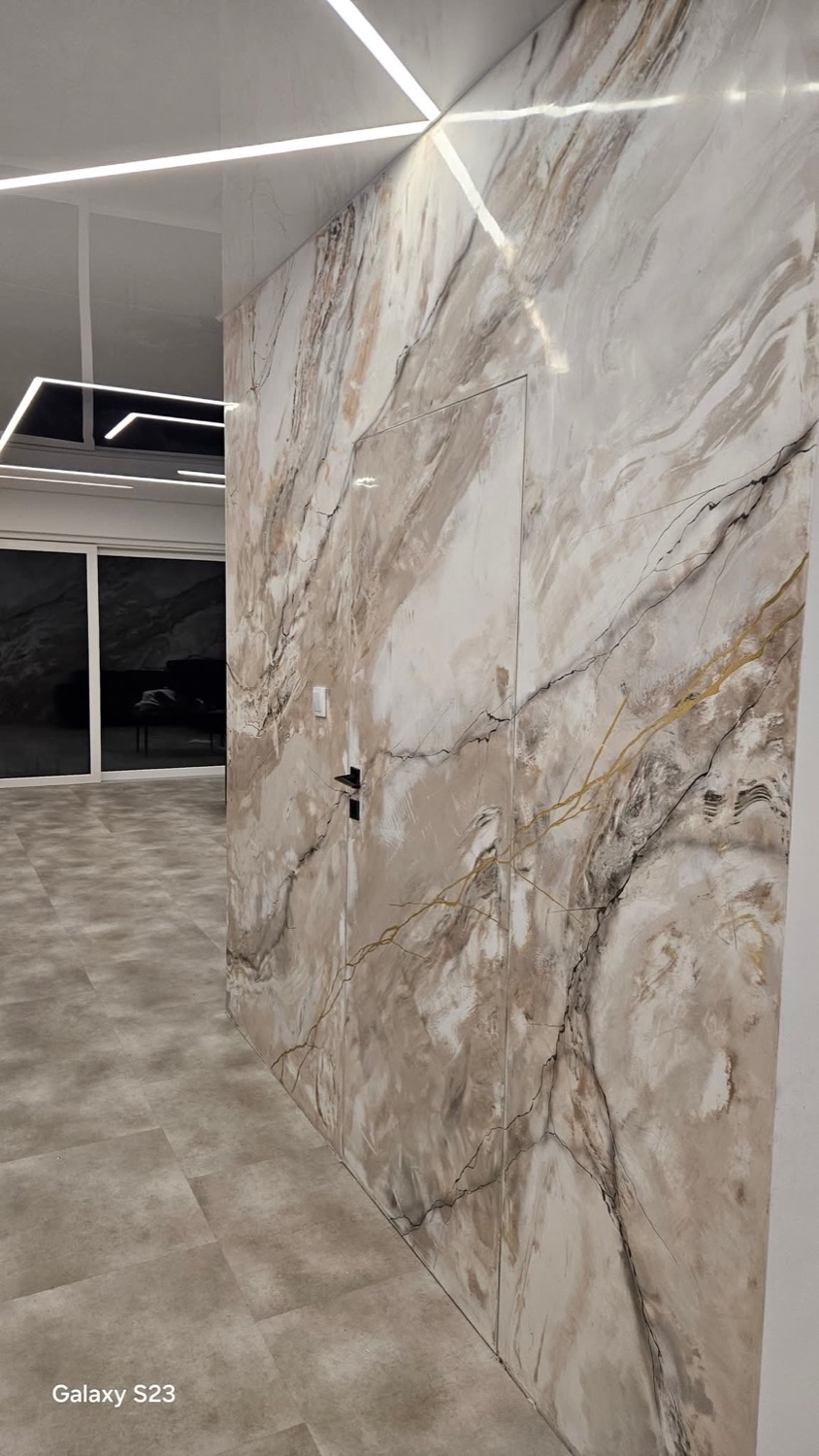 Pared de estuco veneciano efecto mármol con puerta integrada