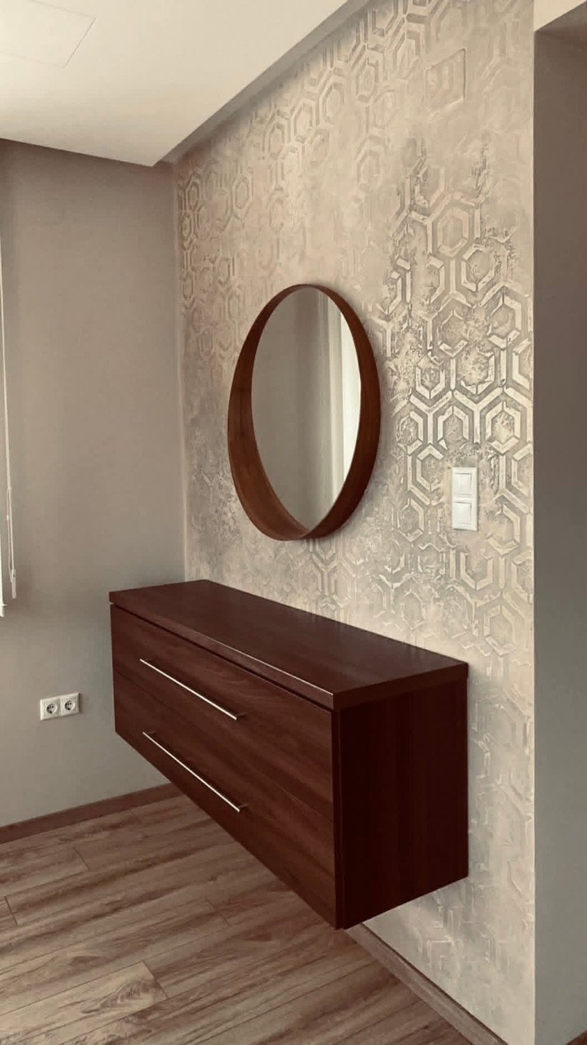Recibidor con pared hexagonal en microcemento