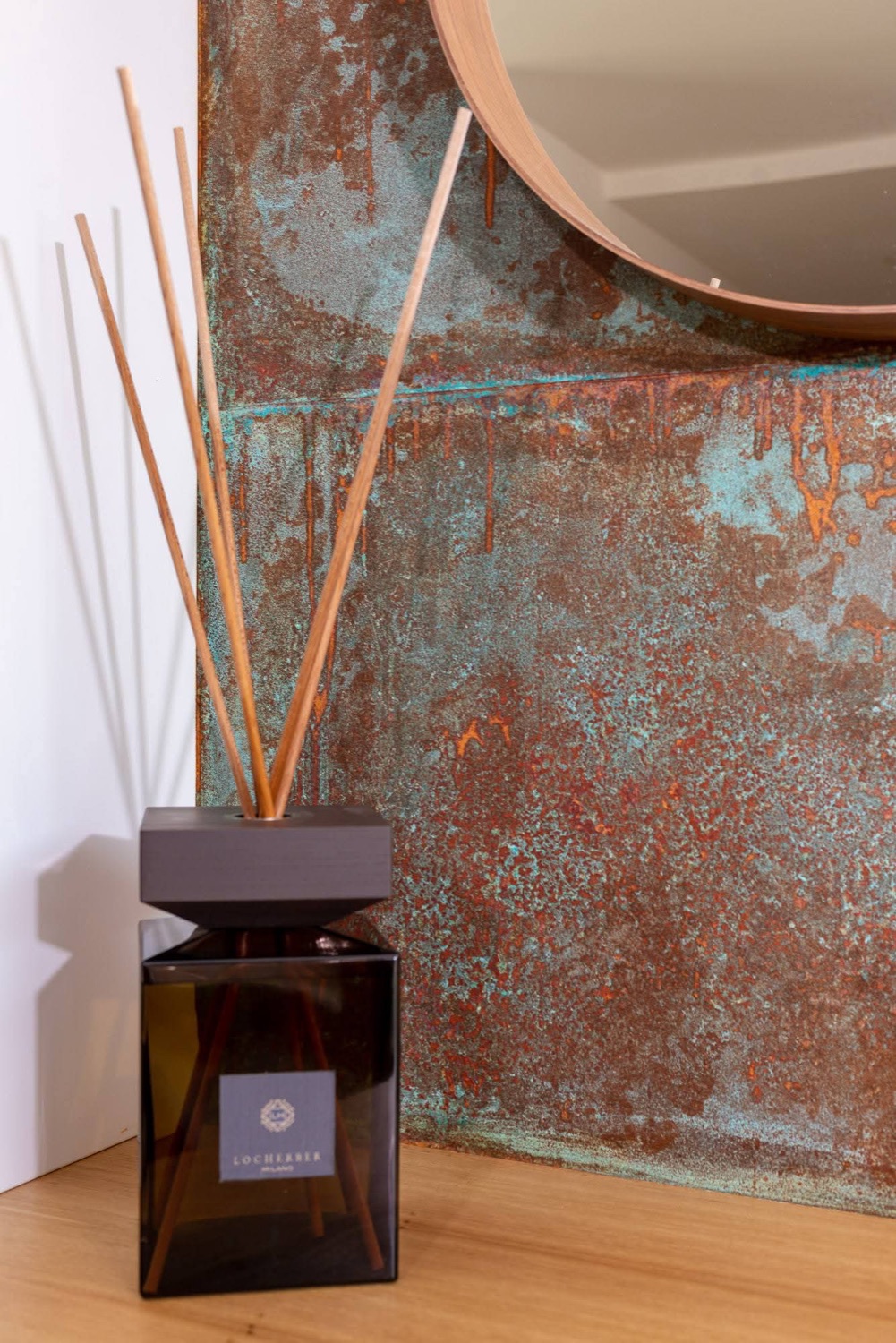 Pared decorativa efecto óxido en verde y cobre