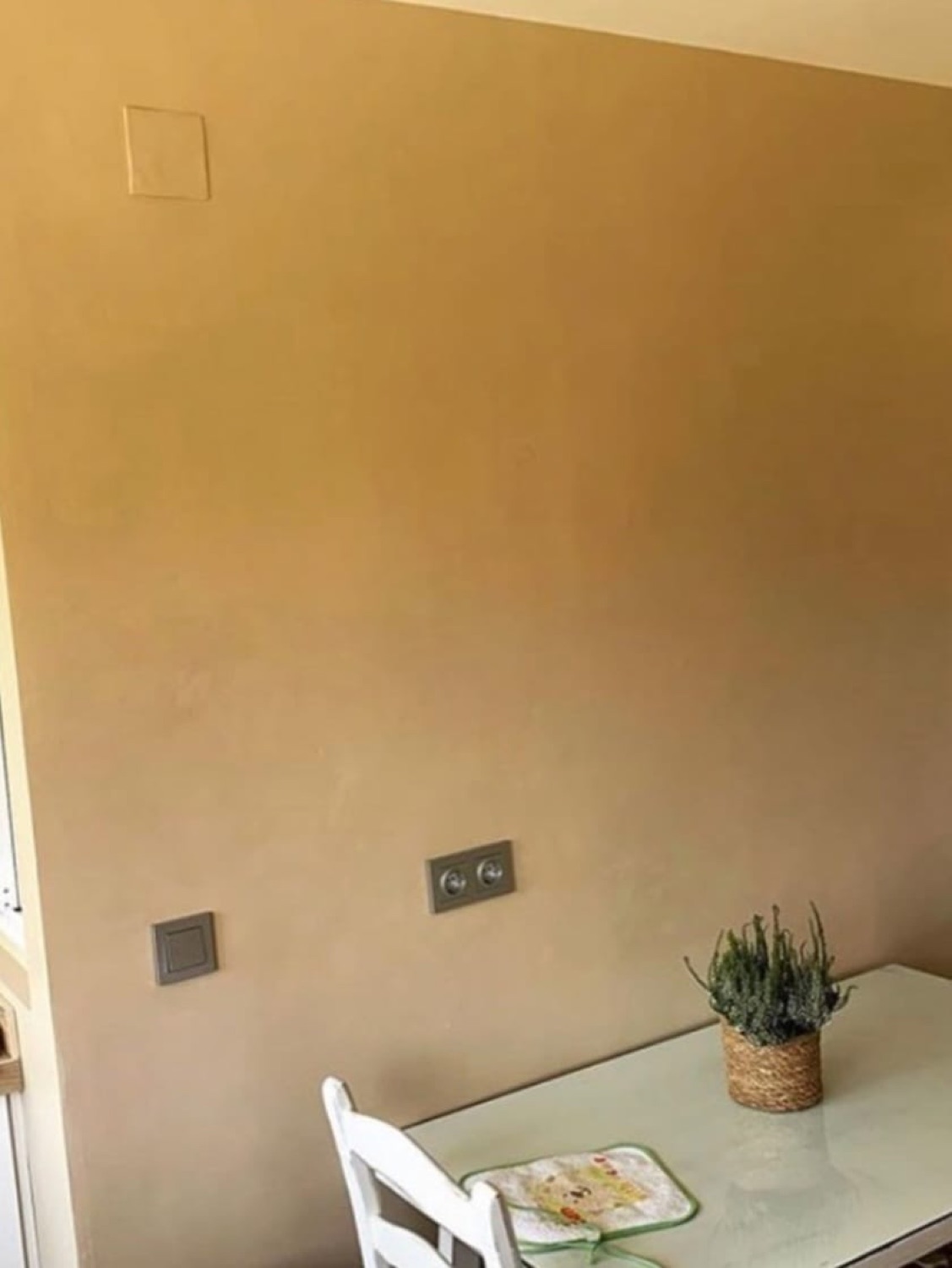 Pared de microcemento en tono mostaza