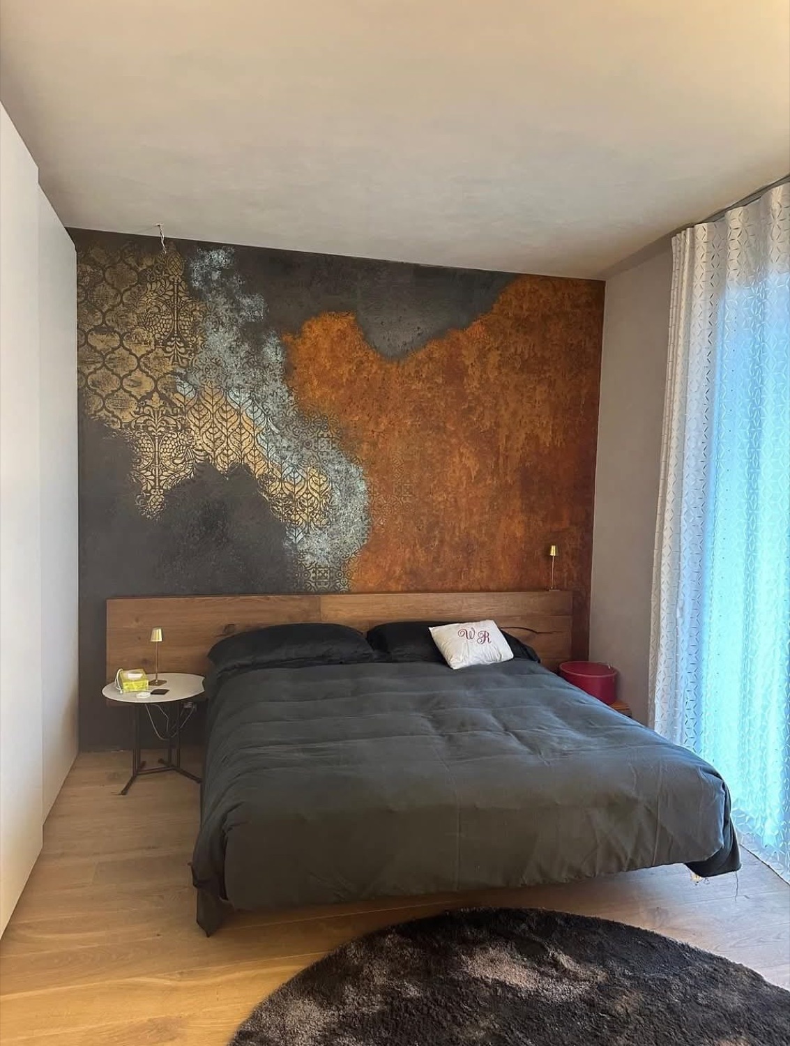 Cabecero con pared en óxido y oro